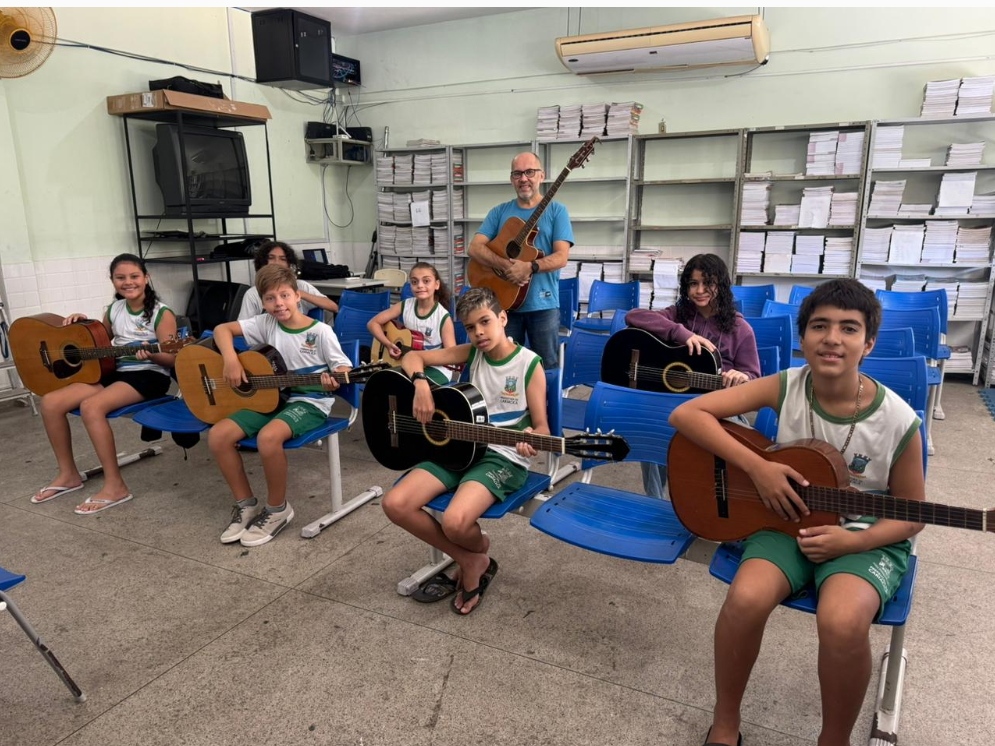 Escola de Cariacica oferta aulas de música aos alunos.