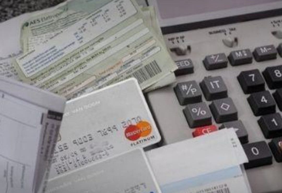 Endividamento atinge milhões de brasileiros e reforça alerta sobre organização financeira.